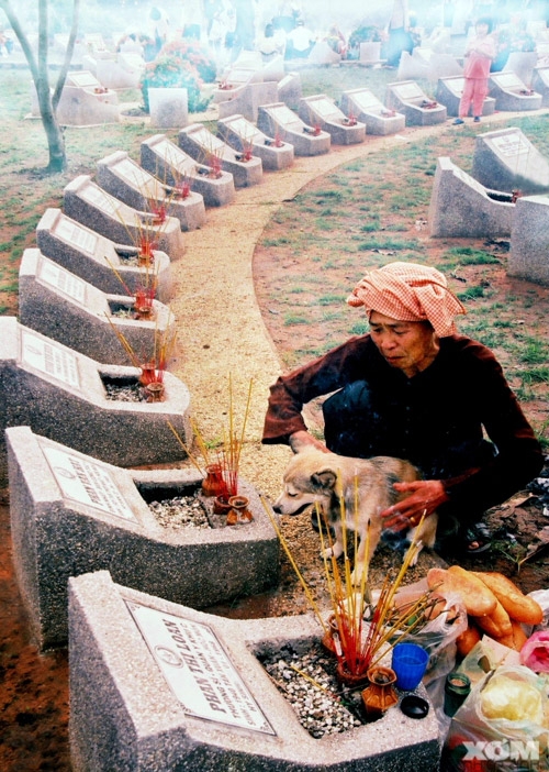 Bức ảnh có tiêu đề Tháng 7: thăm con.